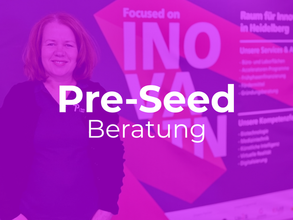 Porträt einer lächelnden Frau vor einem violett-pinken Hintergrund mit der Aufschrift „Pre-Seed Beratung“ und „Focused on INNOVATION“.